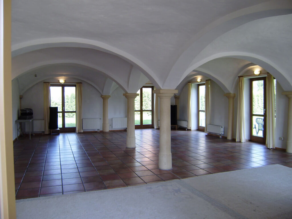 Der Seminarraum im Erdgeschoss mit seinen markanten Säulen in der Mitte des Raumes.
